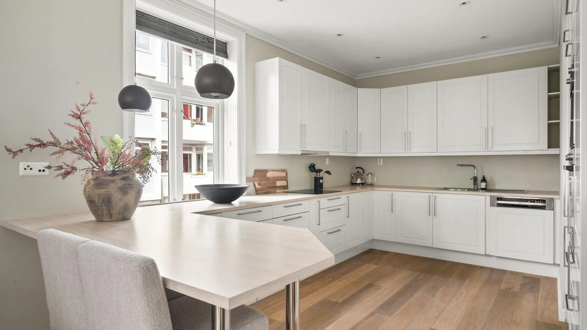 Scandinavian Luxury In Bergen'S Finest Street Apartment